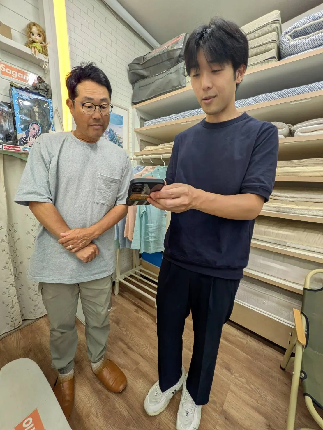 街の布団屋さん さがみ野(マニフレックス相模原)様とS-passo担当者が店内でスマートフォンの画面を確認している様子